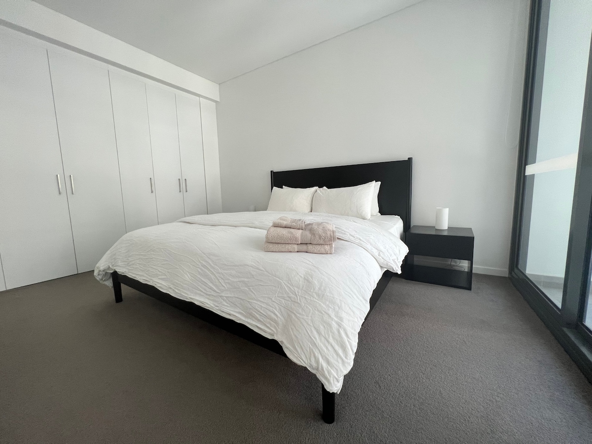 带加大双人床的漂亮悉尼城市公寓