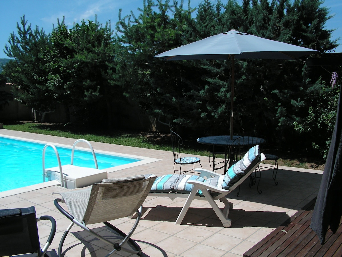 Cézallier附近的4床带泳池的单间公寓