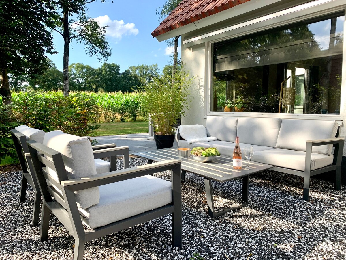 Luxe 4p villa met hottub, vrij uitzicht, bosrijk