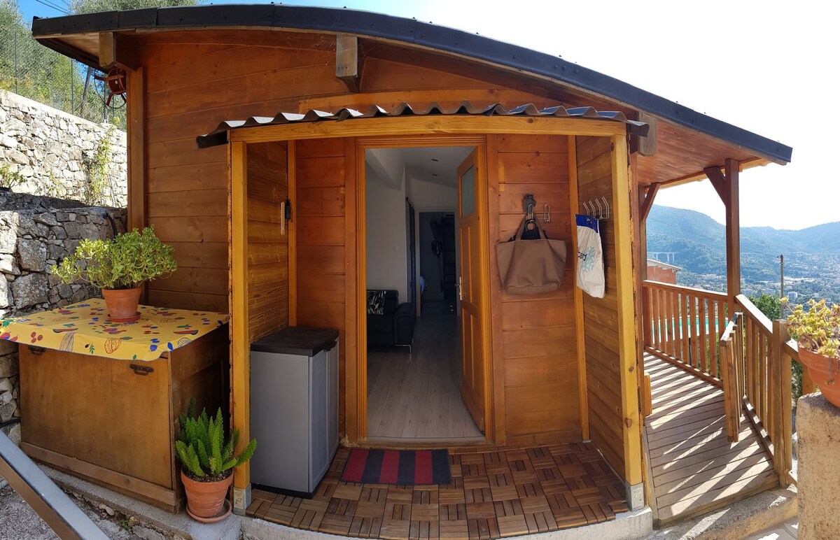 蓝色科特迪瓦度假木屋泳池露台和海景