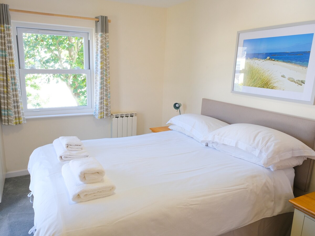 Bright & Light Two-Bed Apartment close to Beach