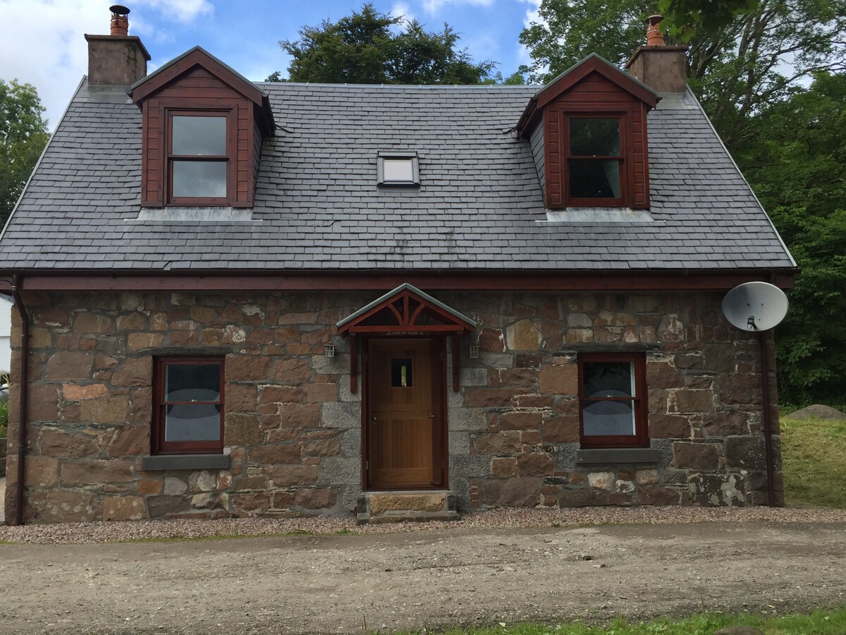 Tigh an Raat Lochside cottage