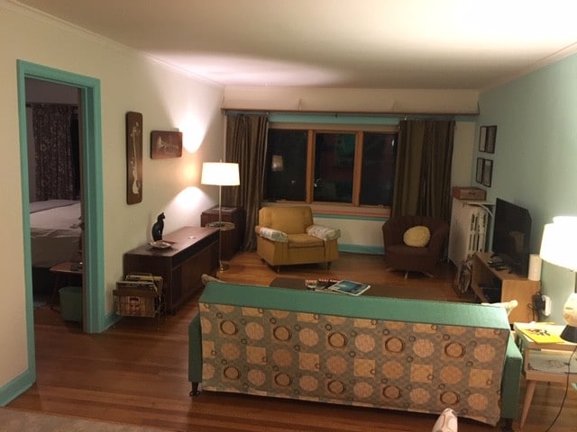 美妙的世纪中叶两卧室公寓