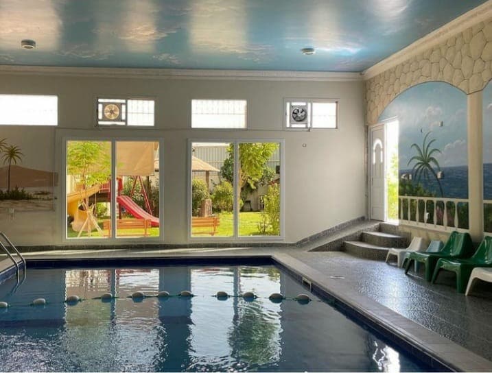 带泳池和花园的现代化4卧室度假村