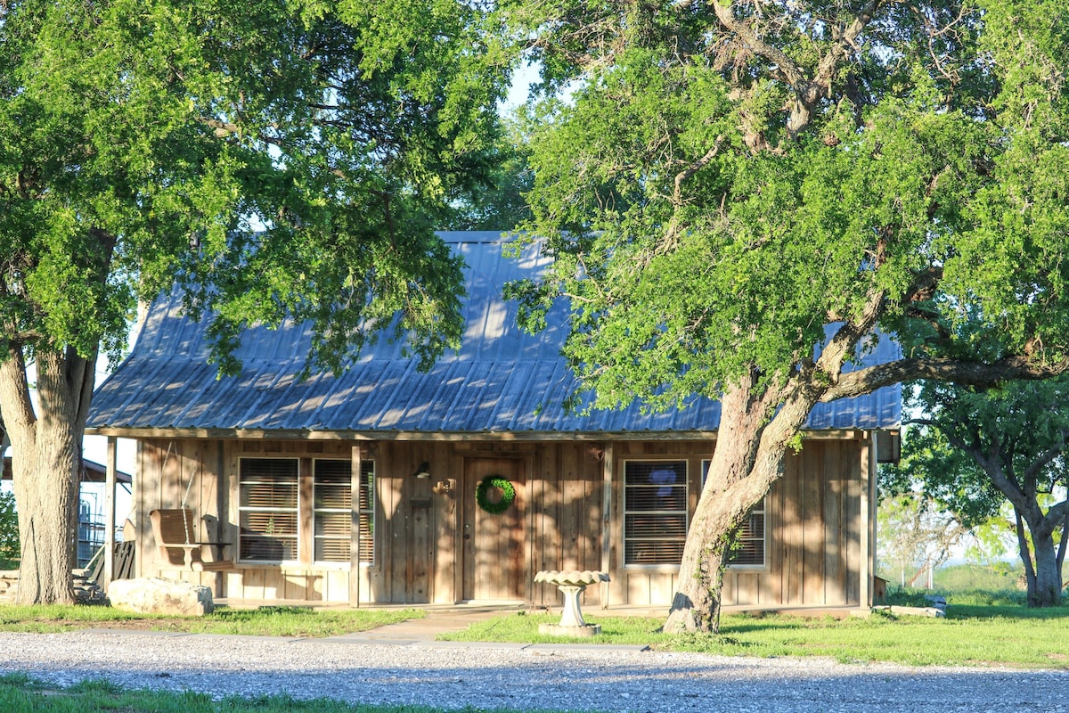 Red Deer Lodge HiBanks Ranch距离筒仓12分钟路程