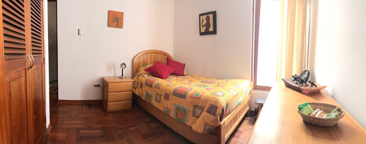 Barranco的独立卧室，距离大海仅一个街区2
