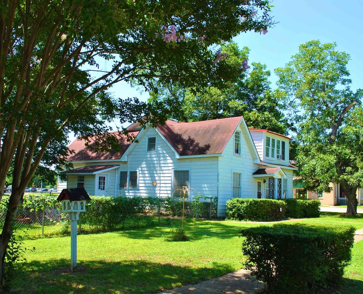 Gran’s House in the Heart of Town