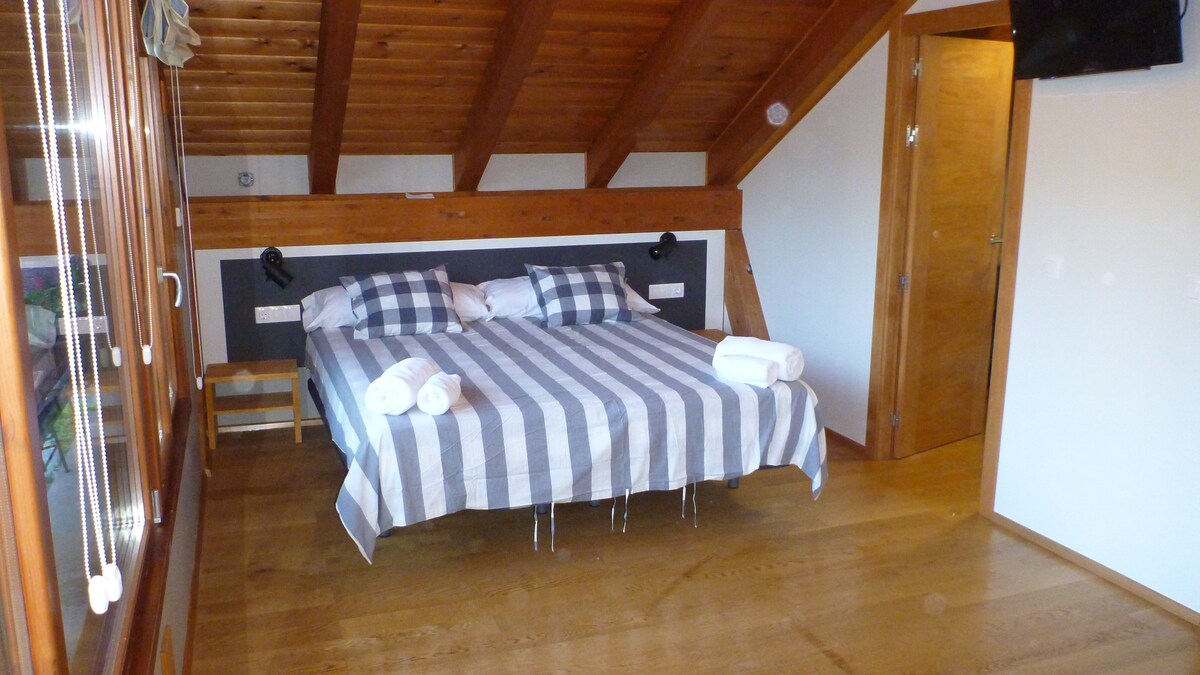 套房北，配有一张2米宽双人床（ 180x200 ） ，客厅配有一张双人沙发床