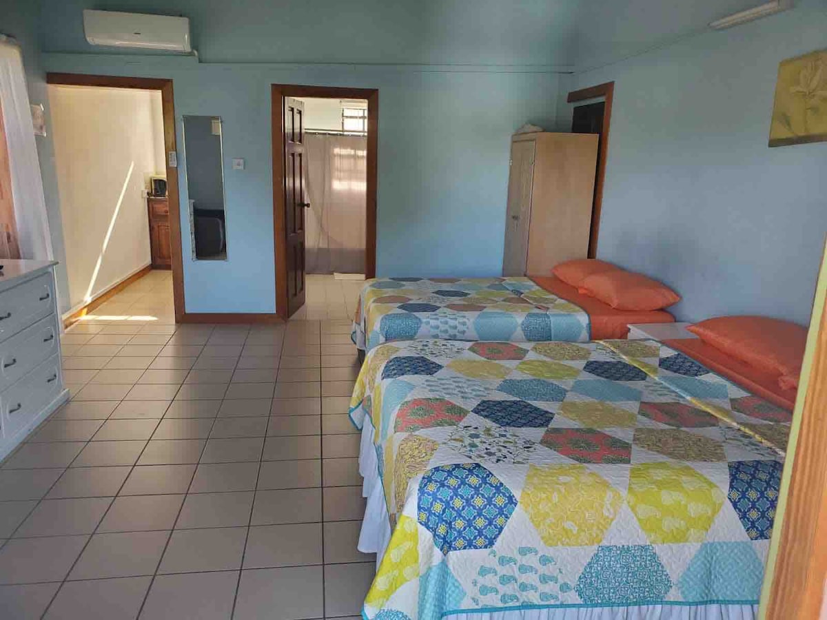 宽敞的4卧室房源，靠近UVF机场，带小厨房
