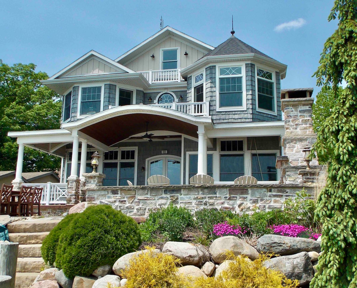 Spacious Newly-built Lakefront Home on Snow Lake