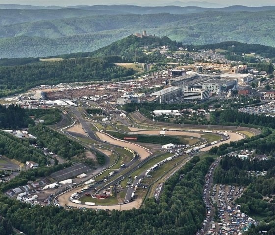 位于纽尔堡林（ Nürburgring ）的阿德瑙（ Adenau ）市公寓