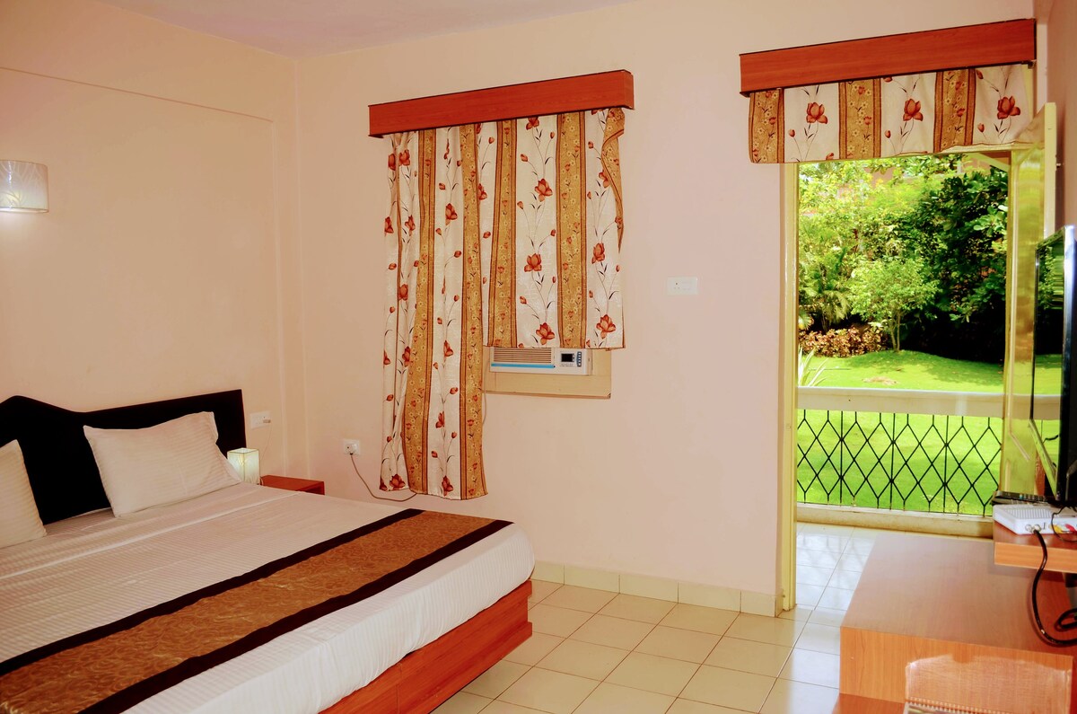 Classic Room w spacious pool-garden, walk to beach