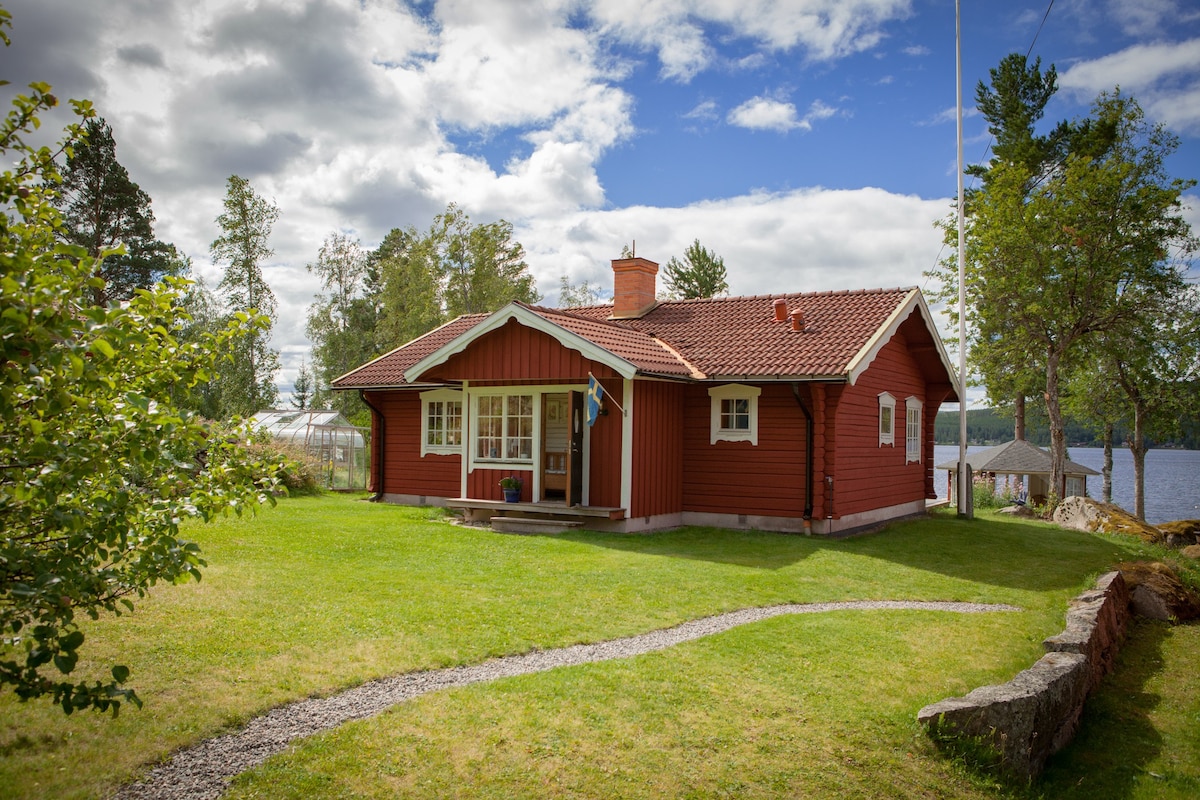 Hus med sjötomt nära Sundborn, Falun i Dalarna