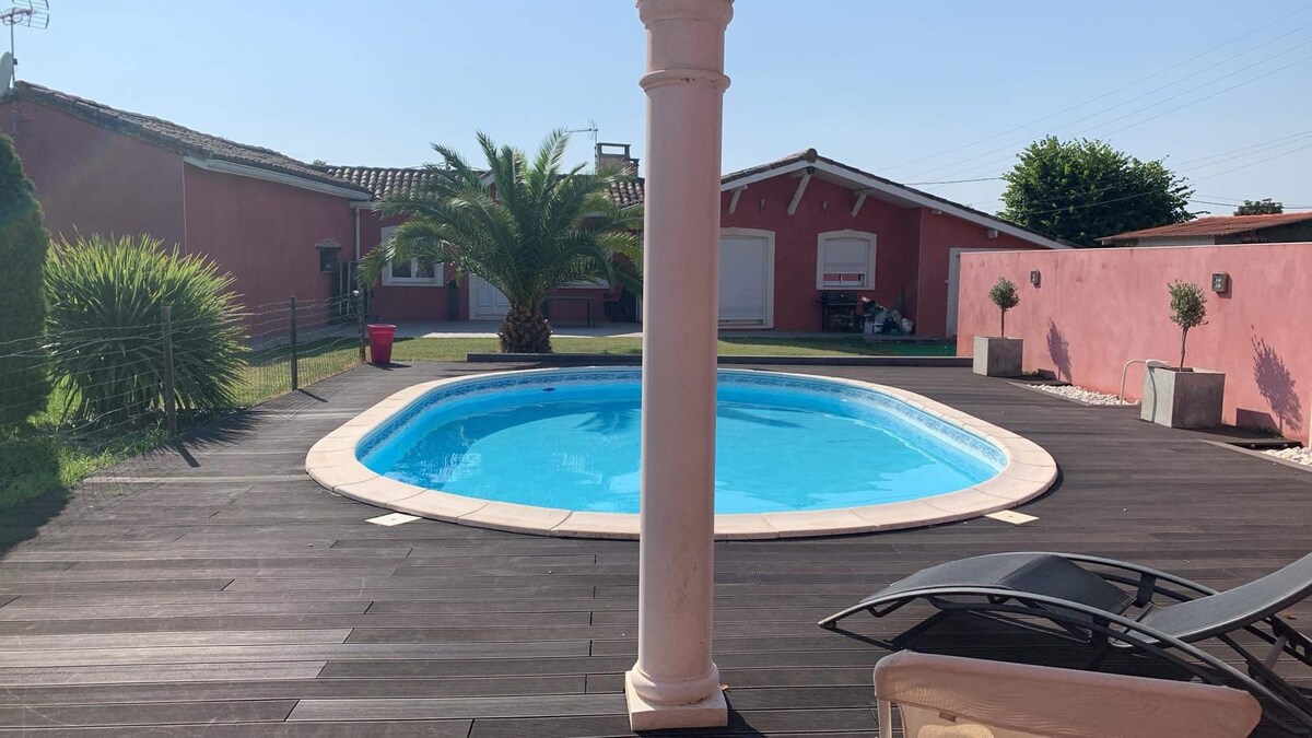 别墅设有游泳池、SPA、pétanque球场。