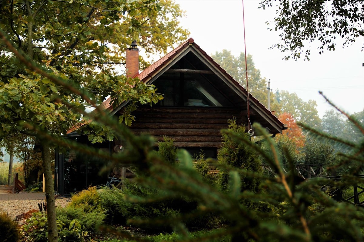 农家乐「Desimt Berzu」的舒适木制小木屋
