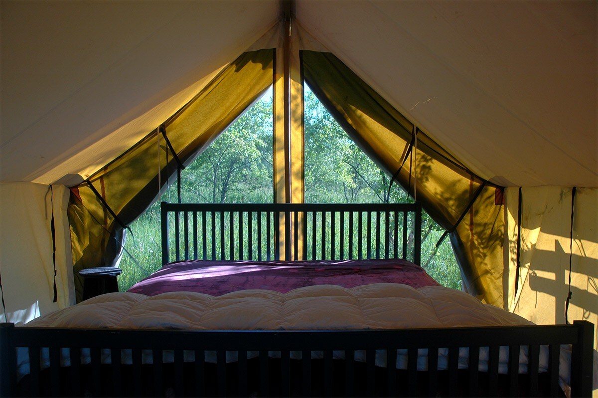 私人大型平台帐篷加大双人床，景观