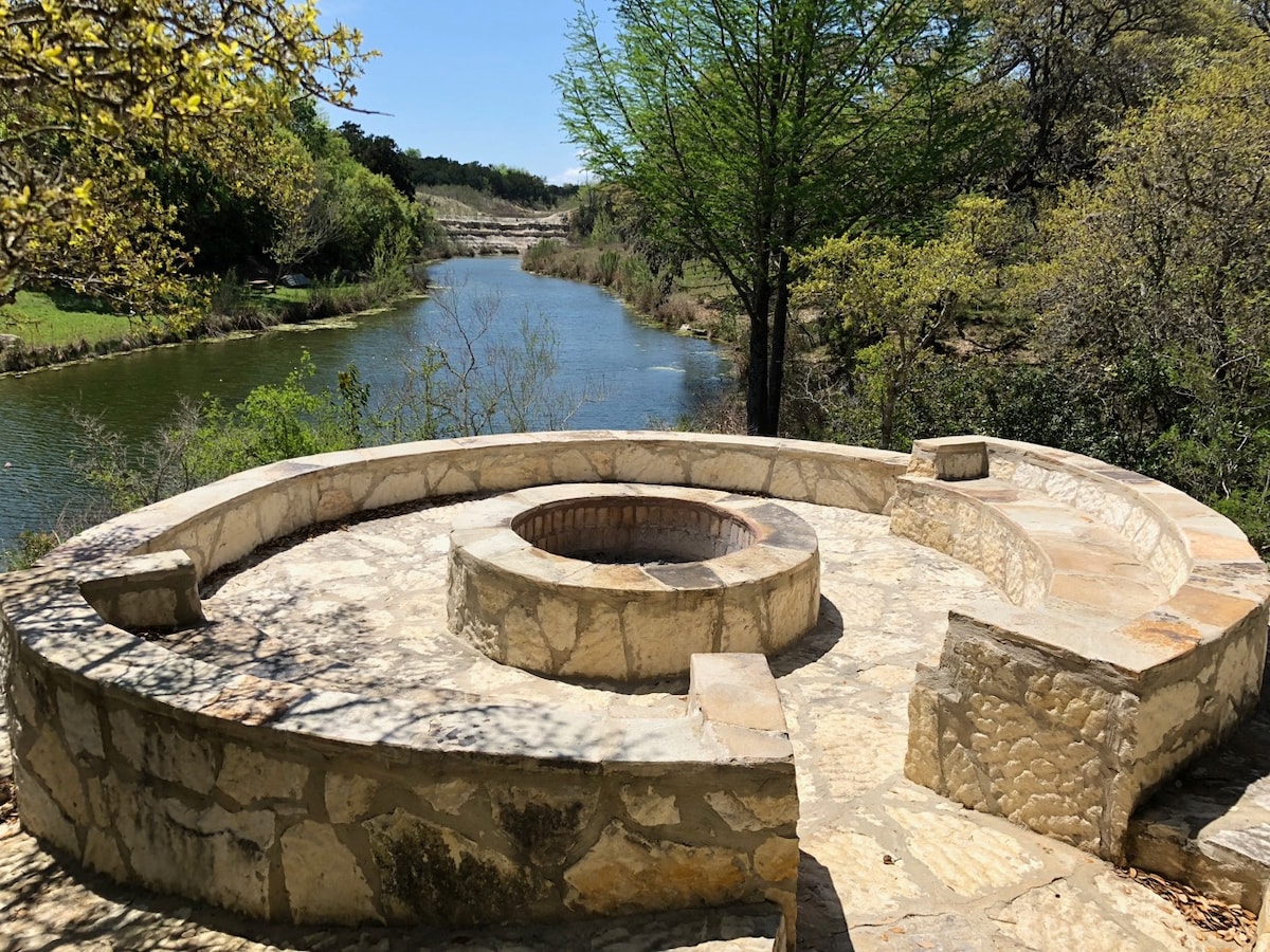 Hill Country Cabin最多可入住12人，占地100英亩