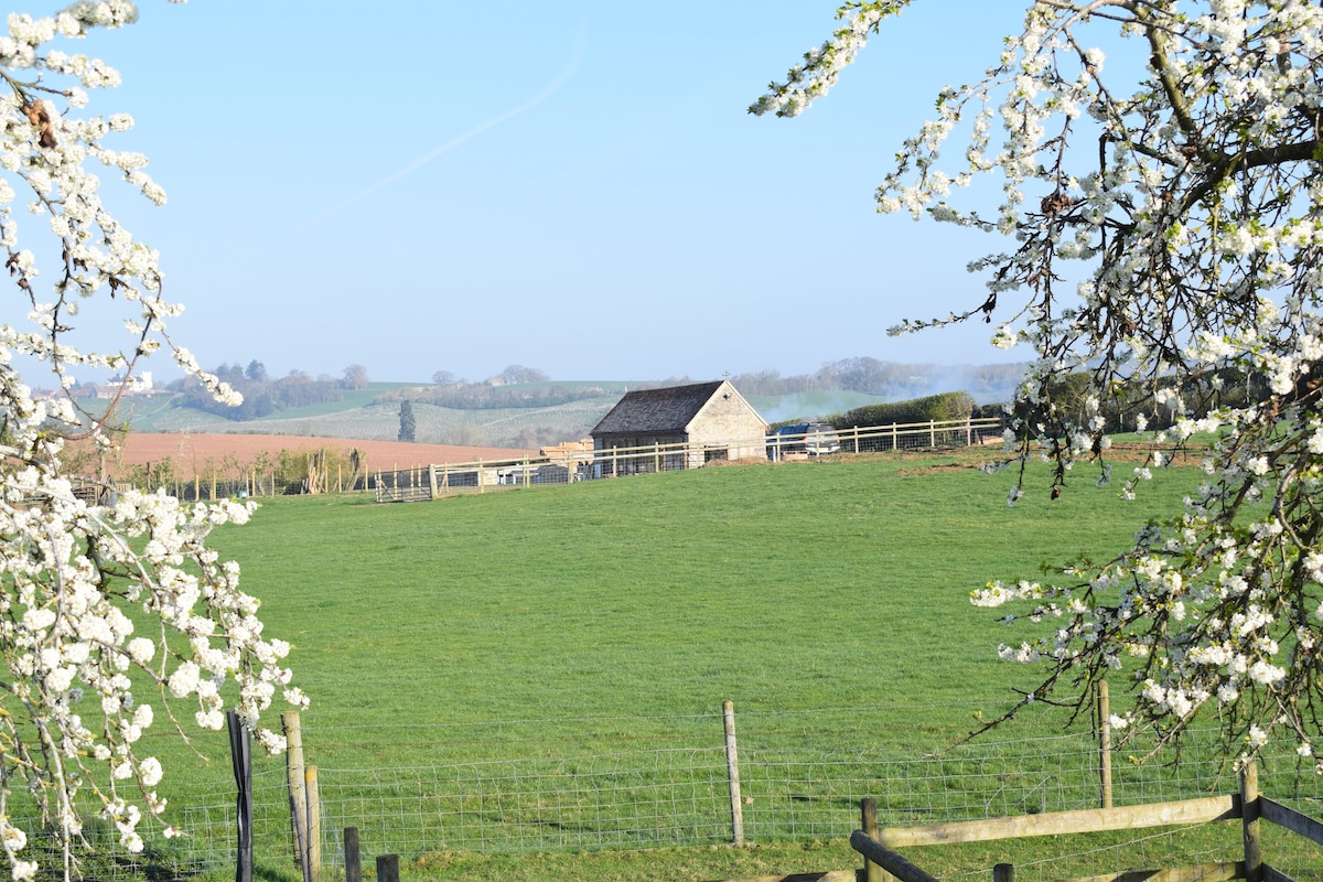 Idyllic barn, with hot tub, near the Cotswolds