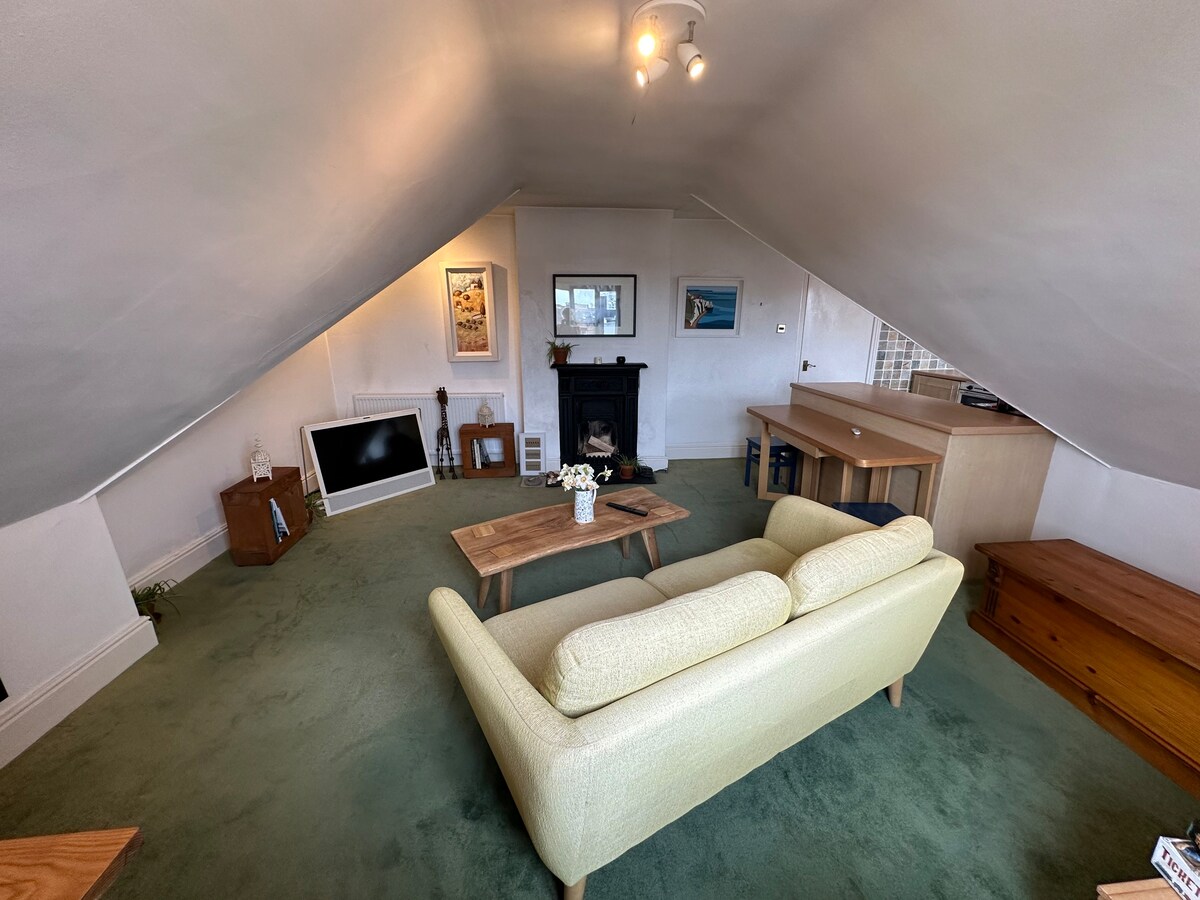 Bright and spacious attic flat, with parking