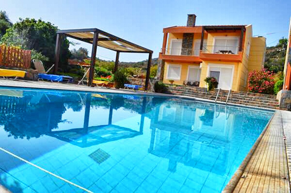 R 932 Villa Costa with Outdoor Pool, Garden View & Mountain View