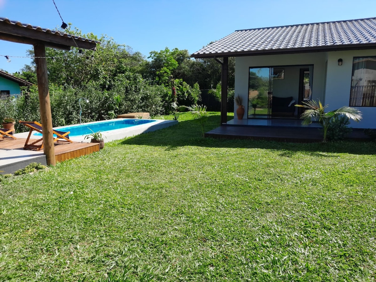 Casa na Praia do Rosa com piscina privativa
