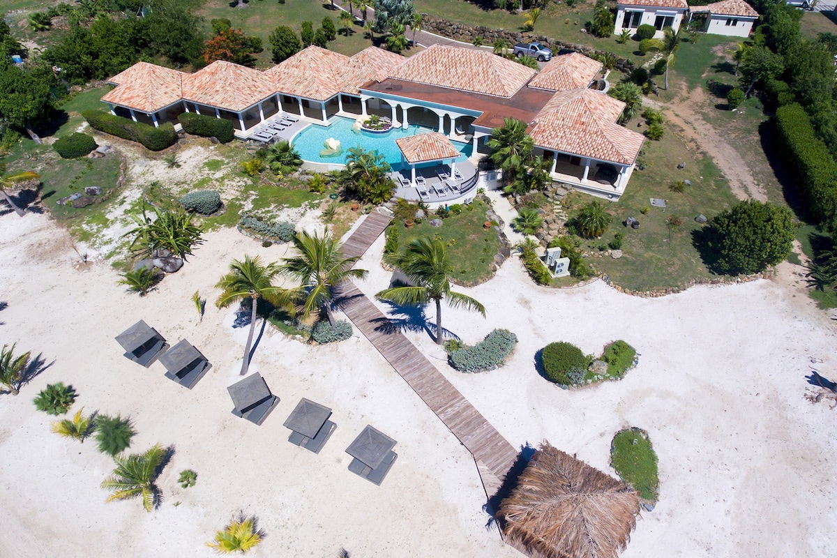 La Salamandre - Lagoon front villa with pool & gym