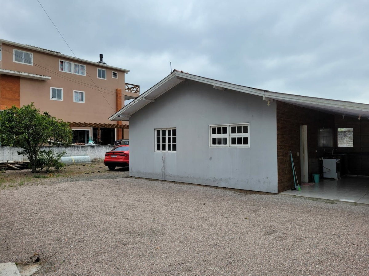 Casa no canto da enseada de brito para até 6 pesso