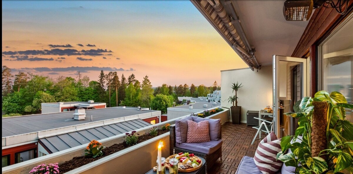 带阳光明媚的阳台、景观和车库的公寓