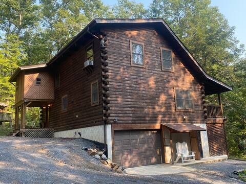 Luxury Log Cabin w/6 bds, HotTub & Theatre room