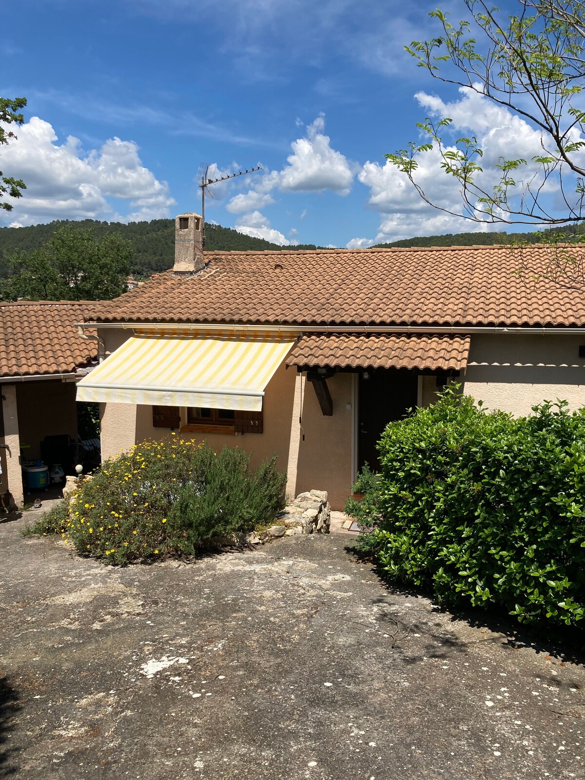 maison, jardin, terrasses, piscine, jeux d’enfants