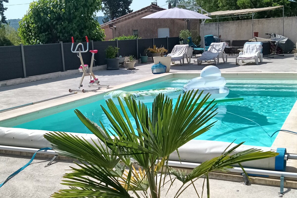 Studio moderne au calme dans villa avec piscine