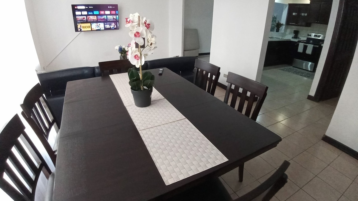 7H Condo 4 Miles From Airport. Restaurants Nr