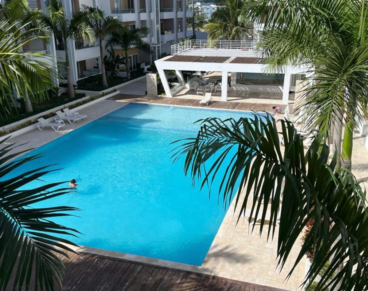 沙滩附近的豪华公寓2床，带泳池。