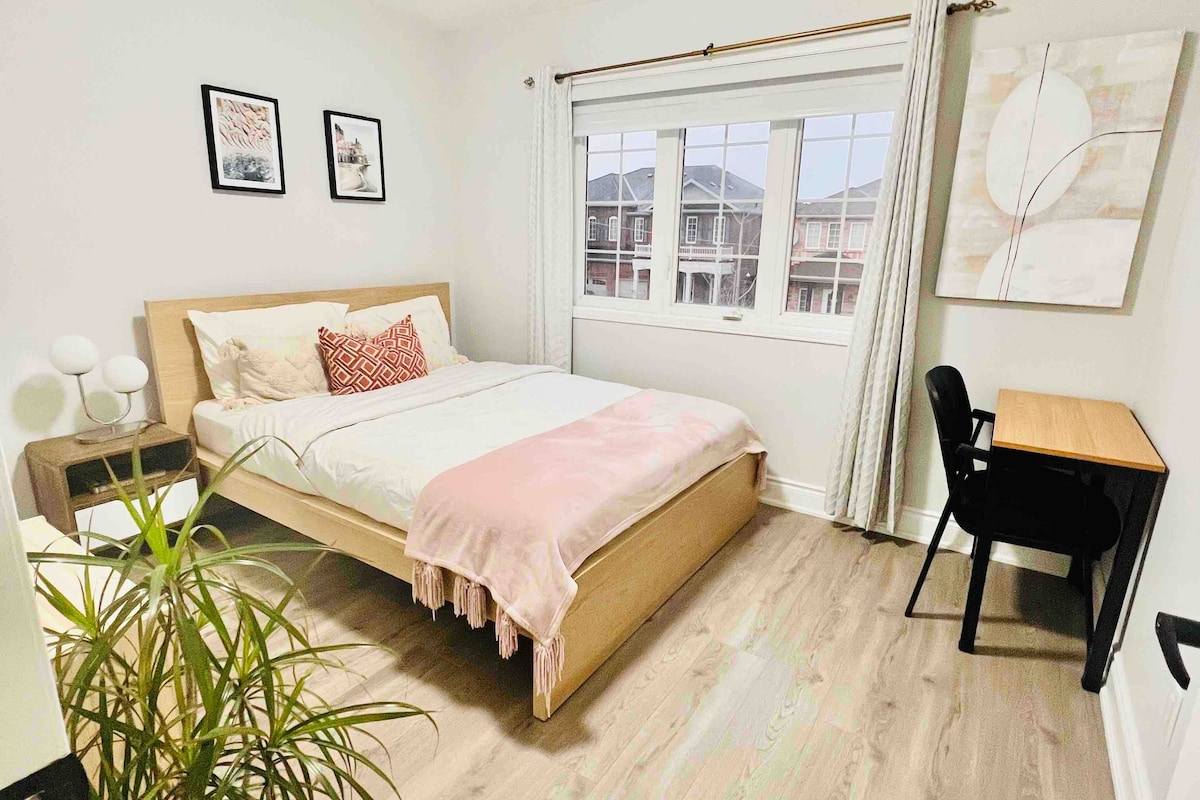 Bright & clean bedroom -laundry,parking,workspace
