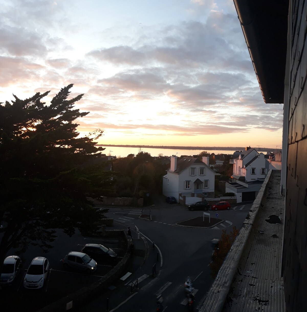 Pleasant T2 Centre Concarneau ，海景和城市景观