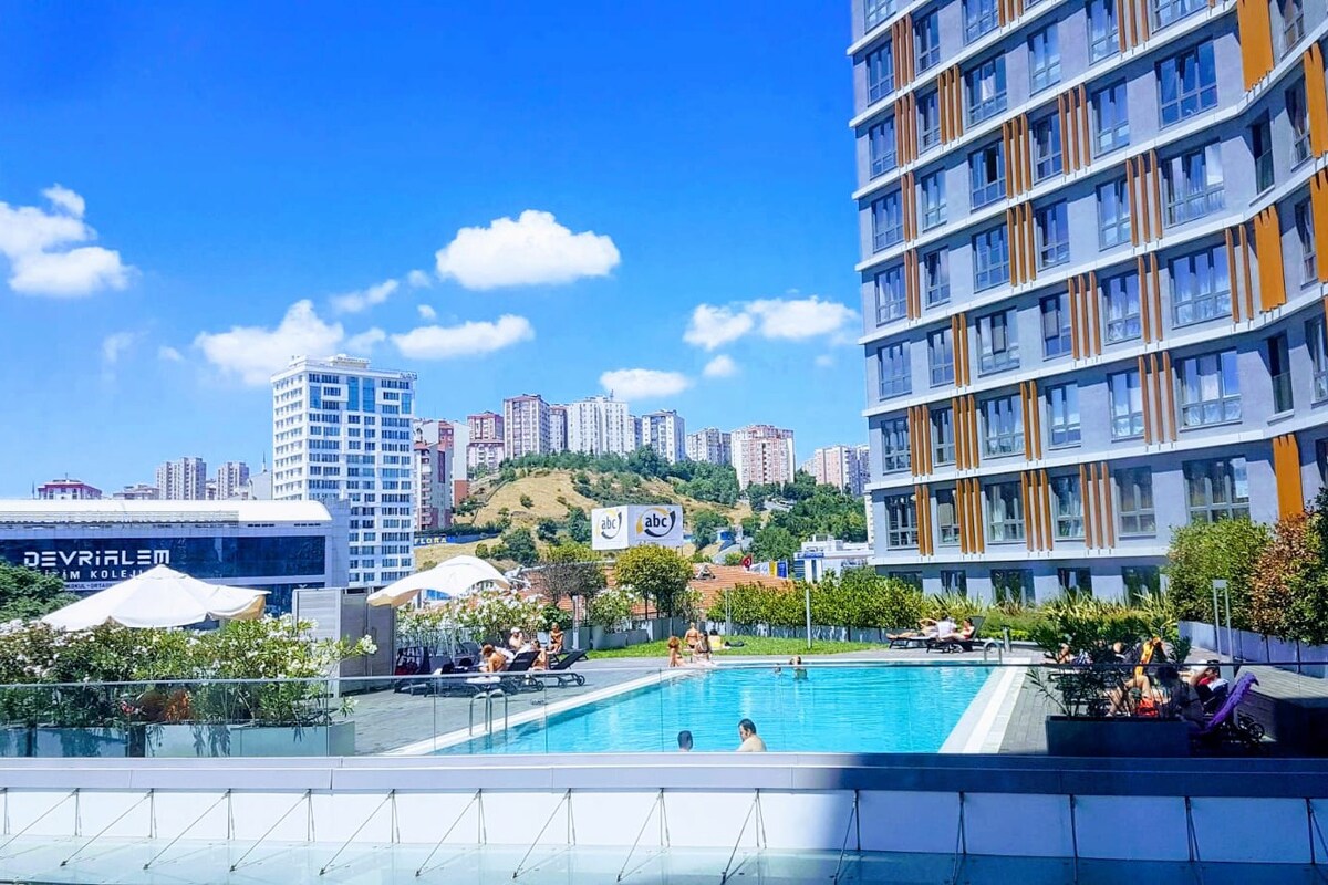 伊斯坦布尔市中心带泳池的单间公寓