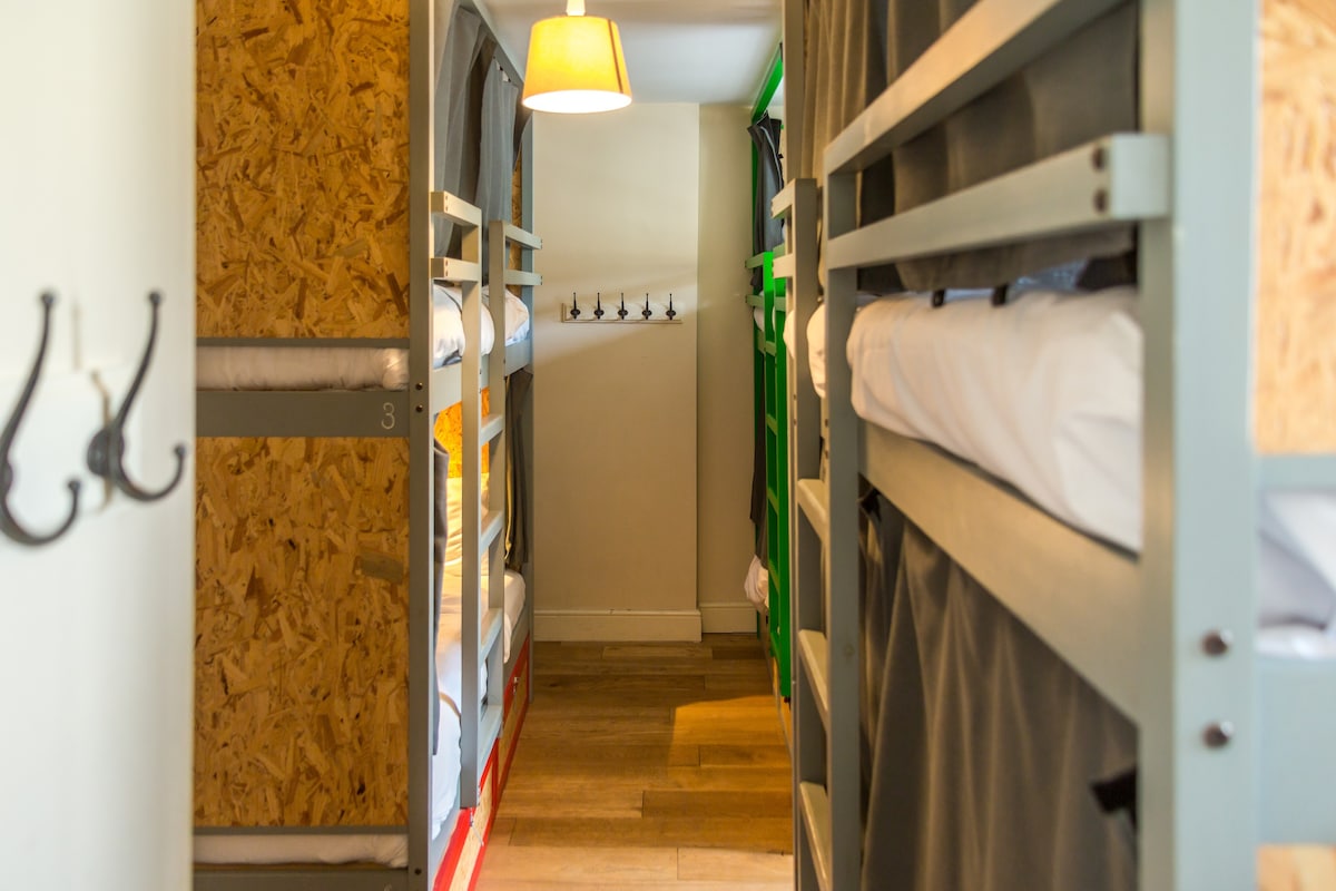 8人混合宿舍的旅舍床位-共用卫生间
