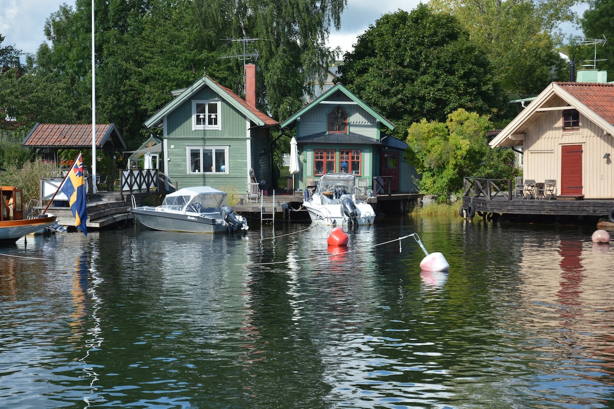 Bo på en brygga mitt i Vaxholm