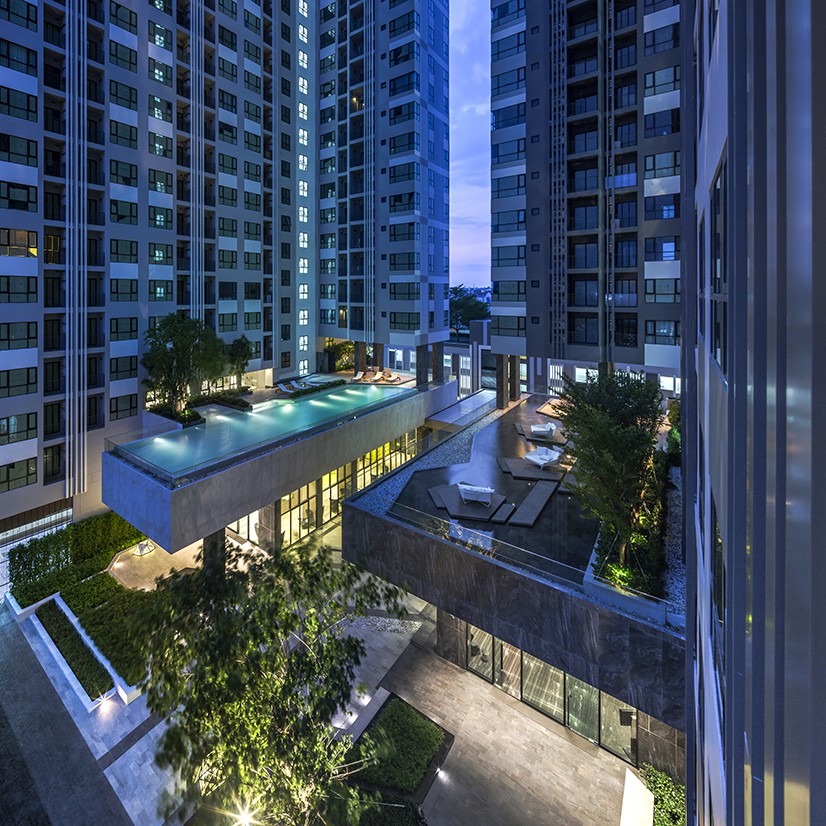 #BASE公寓#芭提雅市中心顶楼无边泳池可看侧海景中层公寓，中文、订车等服务