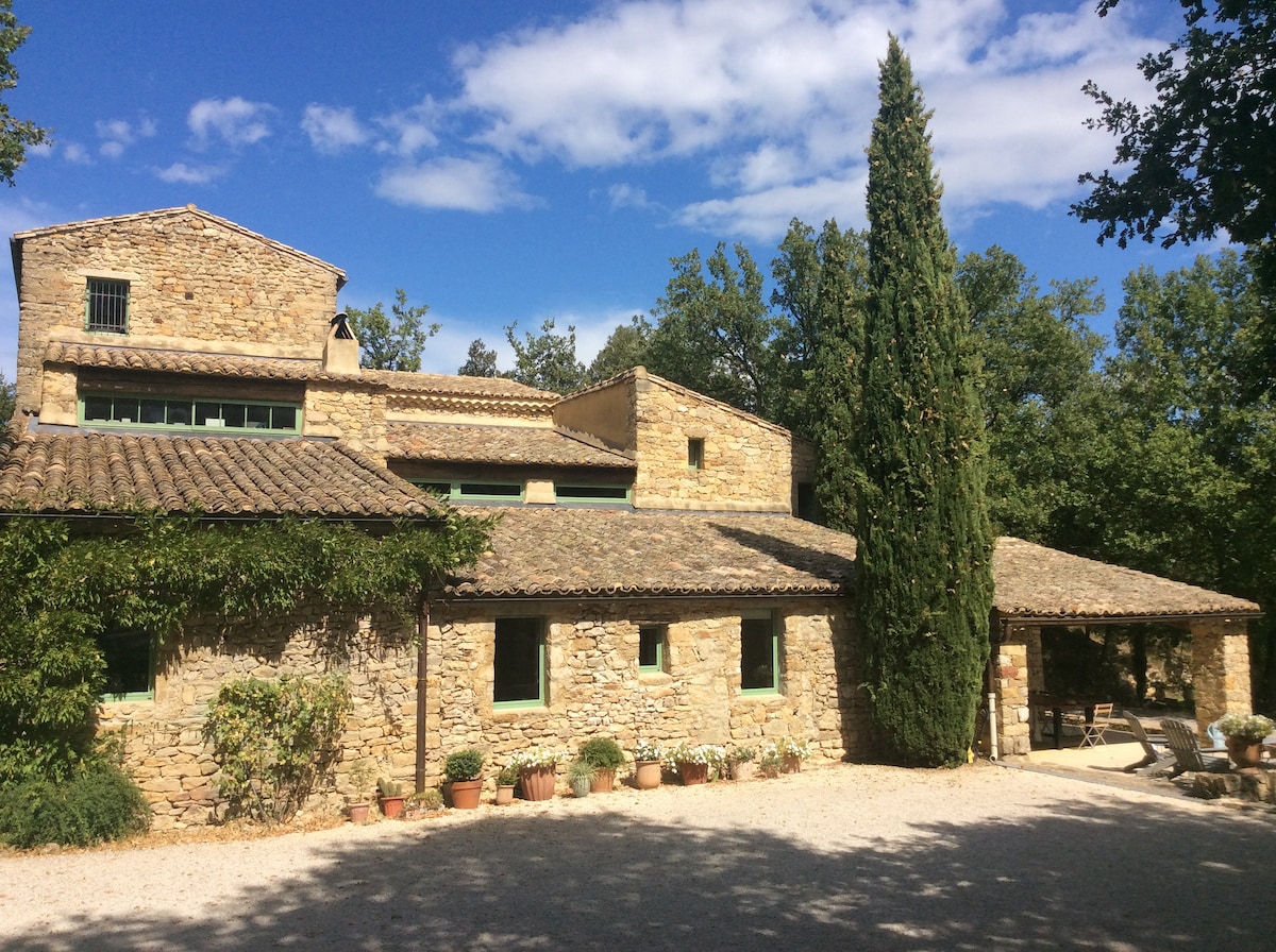 Authentique mas provençal en pierre proche d'Uzès