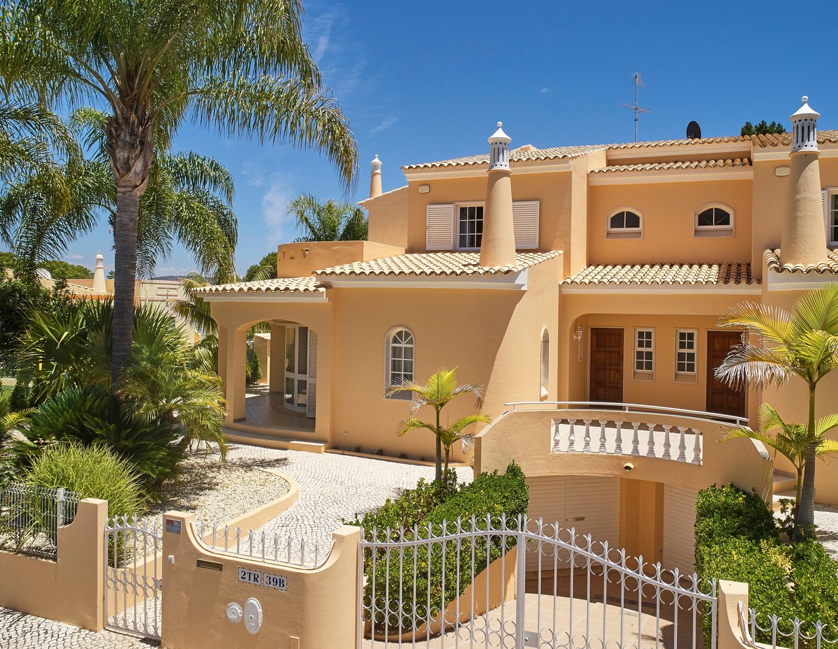 Villa with Private Pool, garden and BBQ.