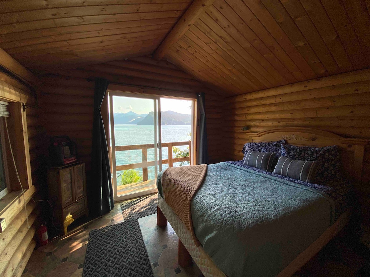 The “Cove” cabin at Halibut Cove