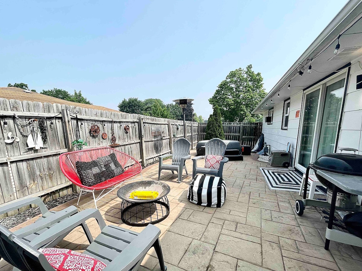 Steps from Lambeau • Hot Tub • Heated Garage