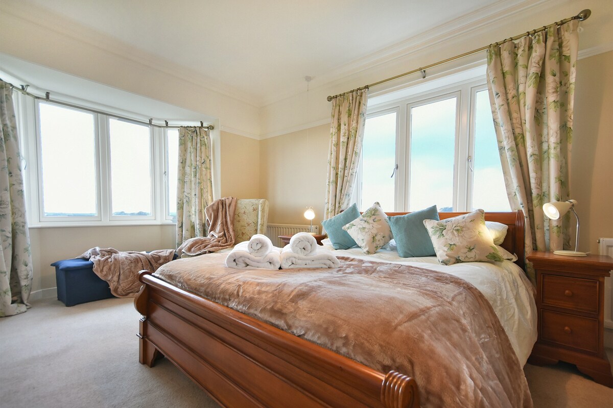 Beautiful King Size Private room with en suite