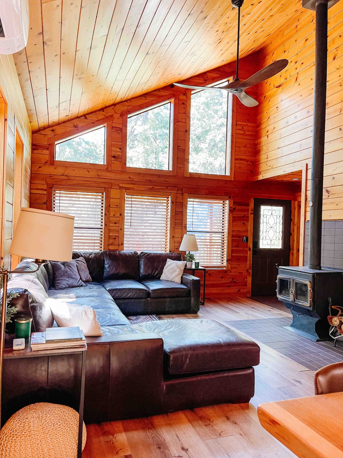 The Knotty Pine Lodge in Blue Lake Springs