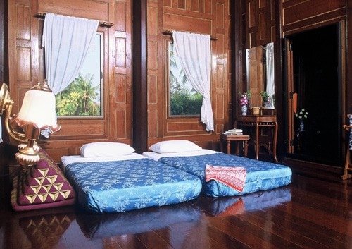 曼谷附近柚木民宿的舒适房间