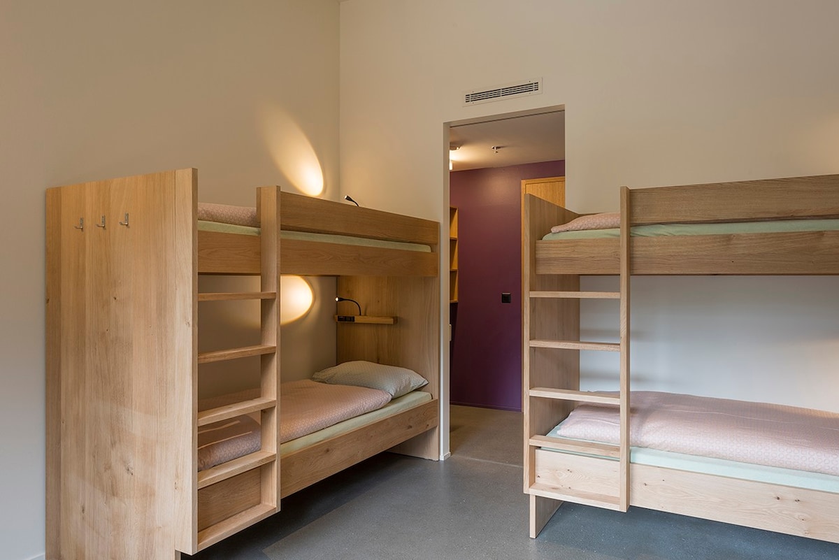 带浴室的4床混合宿舍中的单人床|旅舍