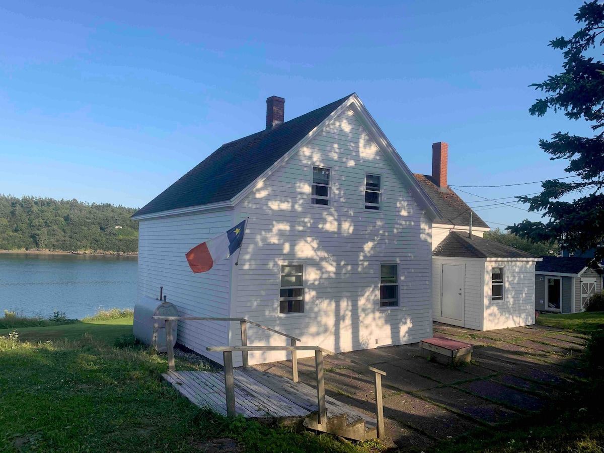 热水浴缸、皮划艇、钓鱼和Ocean Front Cottage ！