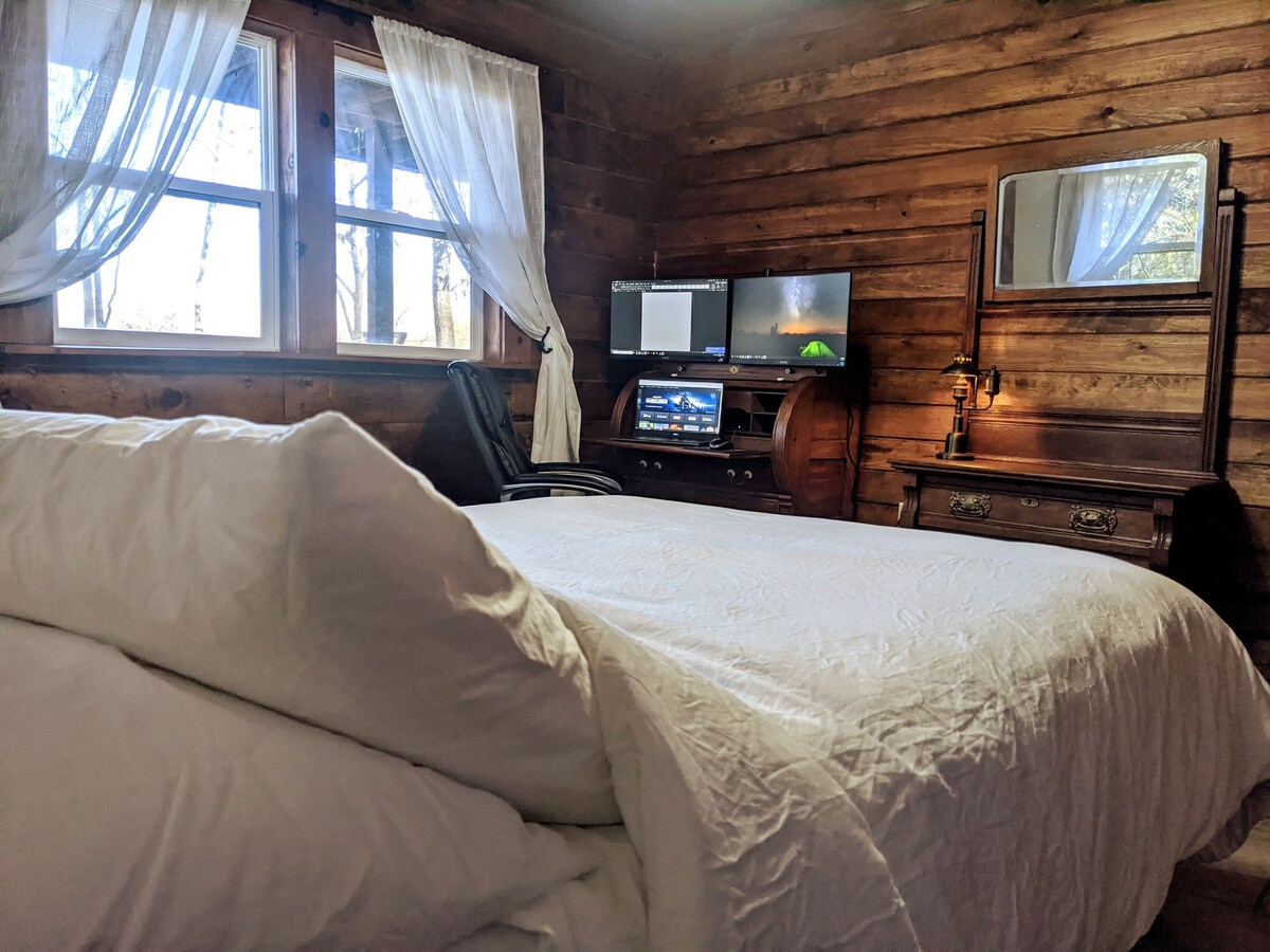Log Cabin Retreat with Beautiful Mountain Views