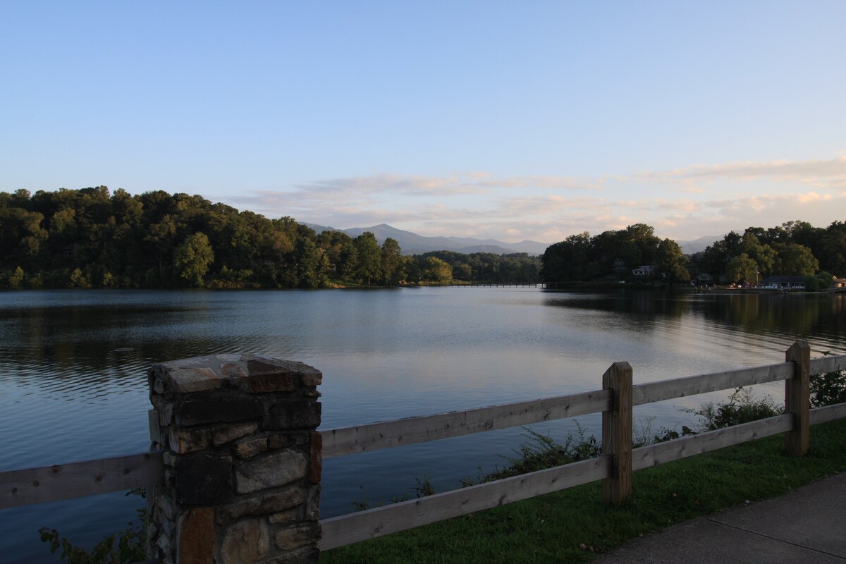 距离朱纳卢斯卡湖（ Lake Junaluska ）仅一个街